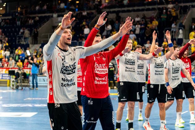 11 04 2026, xdaymx, Handball Daikin HBL, Rhein Neckar Loewen SG Flensburg Handewitt vl Marko Grgic and Benjamin Buric celebrate the victory with the team in front of the fans DFL DFB REGULATIONS PROHIBIT ANY USE OF PHOTOGRAPHS as IMAGE SEQUENCES and or QUASI VIDEO Mannheim