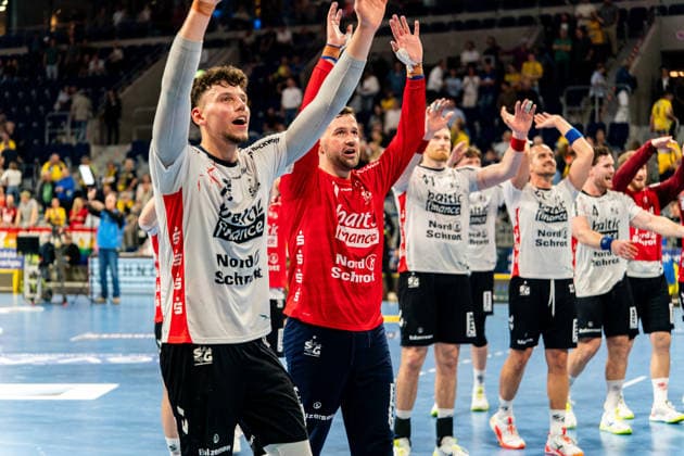 11 04 2026, xdaymx, Handball Daikin HBL, Rhein Neckar Loewen SG Flensburg Handewitt vl Marko Grgic and Benjamin Buric celebrate the victory with the team in front of the fans DFL DFB REGULATIONS PROHIBIT ANY USE OF PHOTOGRAPHS as IMAGE SEQUENCES and or QUASI VIDEO Mannheim
