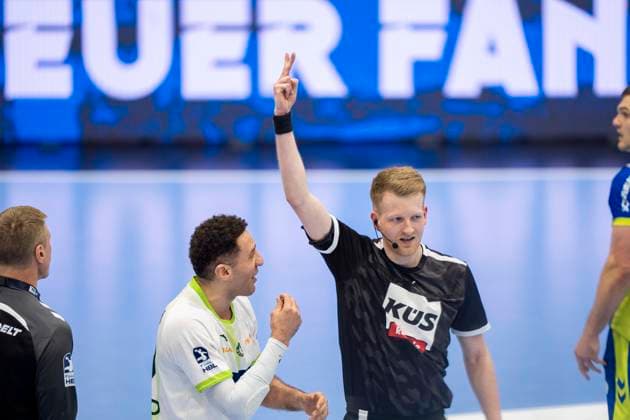 Two-minute time penalty for Ahmed Nafea HSG Wetzlar 79 by Nico Baermann Referee, DHB VfL Gummersbach HSG Wetzlar, Handball Daikin HBL Handball Bundesliga, Matchday 28, 11 04 2026 Copyright: HMBxMedia xMarcoxBader
