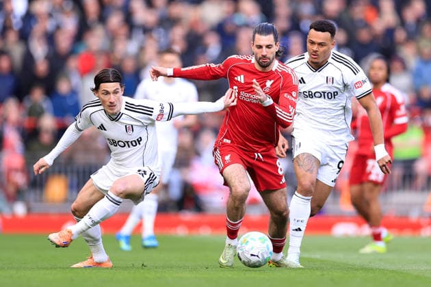 Fußball Premier League Liverpool gegen Fulham 11. April 2026 Premier League Liverpool gegen Fulham Dominik Szoboszlai von Liverpool kämpft mit Harry Wilson von Fulham L und Rodrigo Muniz von Fulham Foto Simon Stacpoole Abseits Liverpool UK  Copyright: xSimonxStacpoolexOffside