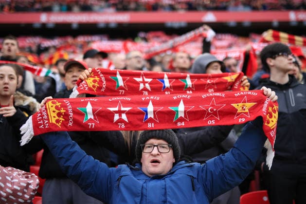 Fußball Premier League Liverpool gegen Fulham 11. April 2026 Premier League Liverpool gegen Fulham Liverpooler Fans halten ihre Schals in die Höhe, während sie vor dem Spiel Youll Never Walk Alone singen Foto Simon Stacpoole Offside Liverpool UK  Copyright: xSimonxStacpoolexOffside