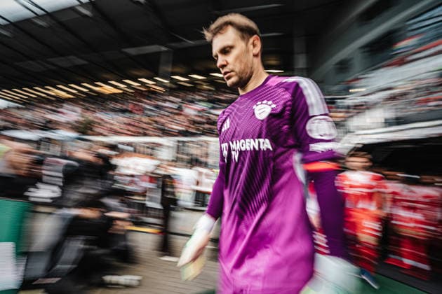 Fußball Männer Saison 2025 2026 Fußball-Bundesliga 29. Spieltag FC St. Pauli vs. FC Bayern München 11.04.2026 Manuel Neuer ( 1, FC Bayern München) auf dem Weg ins Stadion Langzeitbelichtung Hamburg Millerntor-Stadion Hamburg Deutschland *** Soccer Men Season 2025 2026 Soccer Bundesliga 29 Matchday FC St Pauli vs FC Bayern Munich 11 04 2026 Manuel Neuer 1, FC Bayern Munich on the way to the stadium Long exposure Hamburg Millerntor Stadium Hamburg Germany