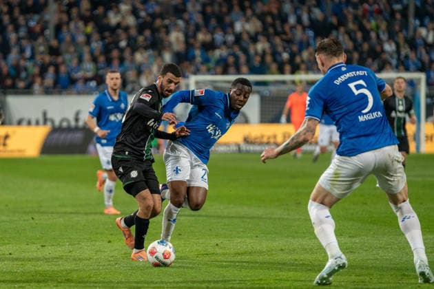 2 Bundesliga SV Darmstadt 98 vs Hannover 96, 11 04 2026 duel between Elias Saad Hannover 96, 24 and Merveille Papela SV Darmstadt 98, 21 2 Bundesliga SV Darmstadt 98 vs Hannover 96, Merck Stadion am Böllenfalltor, 11 04 2026 DFB DFL REGULATIONS PROHIBIT ANY USE OF PHOTOGRAPHS AS IMAGE SEQUENCES AND OR QUASI VIDEO Copyright: xBEAUTIFULxSPORTS Hillx