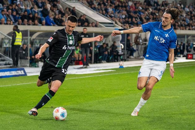 2 Bundesliga SV Darmstadt 98 vs Hannover 96, 11 04 2026 duel between Bastian Allgeier Hannover 96, 17 and Fraser Hornby SV Darmstadt 98, 9 2 Bundesliga SV Darmstadt 98 vs Hannover 96, Merck Stadion am Böllenfalltor, 11 04 2026 DFB DFL REGULATIONS PROHIBIT ANY USE OF PHOTOGRAPHS AS IMAGE SEQUENCES AND OR QUASI VIDEO Copyright: xBEAUTIFULxSPORTS Hillx