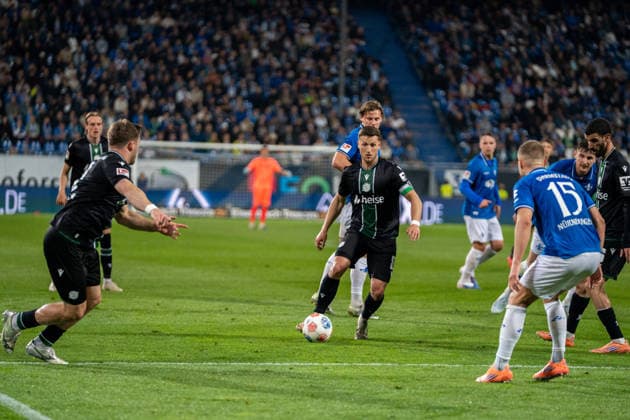 2 Bundesliga SV Darmstadt 98 vs Hannover 96, 11 04 2026 On the ball Enzo Leopold Hannover 96, 8 2 Bundesliga SV Darmstadt 98 vs Hannover 96, Merck Stadion am Böllenfalltor, 11 04 2026 DFB DFL REGULATIONS PROHIBIT ANY USE OF PHOTOGRAPHS AS IMAGE SEQUENCES AND OR QUASI VIDEO Copyright: xBEAUTIFULxSPORTS Hillx