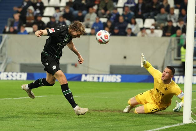 2026 04 11 xjfx 2 Bundesliga 29 Matchday SV Darmstadt 98 Hannover 96 v l , Stefan Teitur Hannover 96 köpft das Tor zum 2 0, scores the goal to 0 2, Goalkeeper, Goalkeeper Marcel Schuhen SV Darmstadt 98 DFL DFB REGULATIONS PROHIBIT ANY USE OF PHOTOGRAPHS as IMAGE SEQUENCES and or QUASI VIDEO Copyright: JoaquimxFerreira