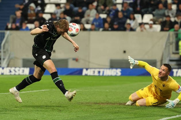 2026 04 11 xjfx 2 Bundesliga 29 Matchday SV Darmstadt 98 Hannover 96 v l , Stefan Teitur Hannover 96 köpft das Tor zum 2 0, scores the goal to 0 2, Goalkeeper, Goalkeeper Marcel Schuhen SV Darmstadt 98 DFL DFB REGULATIONS PROHIBIT ANY USE OF PHOTOGRAPHS as IMAGE SEQUENCES and or QUASI VIDEO Copyright: JoaquimxFerreira