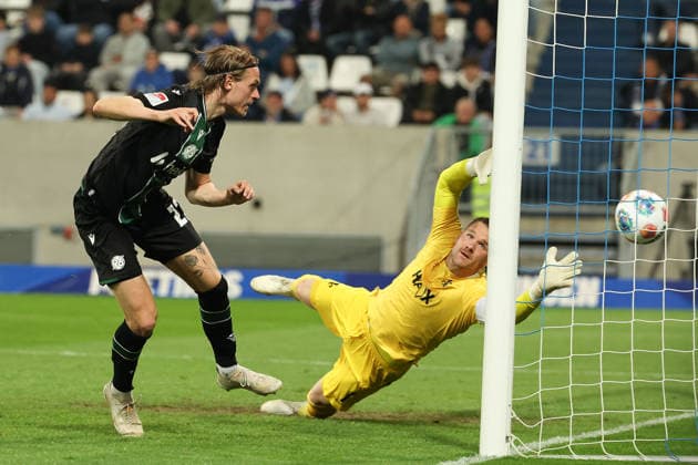 2026 04 11 xjfx 2 Bundesliga 29 Matchday SV Darmstadt 98 Hannover 96 v l , Stefan Teitur Hannover 96 köpft das Tor zum 2 0, scores the goal to 0 2, Goalkeeper, Goalkeeper Marcel Schuhen SV Darmstadt 98 DFL DFB REGULATIONS PROHIBIT ANY USE OF PHOTOGRAPHS as IMAGE SEQUENCES and or QUASI VIDEO Copyright: JoaquimxFerreira