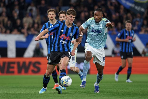 Atalanta s Charles De Ketelaere Juventus Khephren Thuram during the Serie A soccer match between A.C Atalanta B.C. and Juventus at the New Balance Arena in Bergamo, Italy - Saturday, April 11, 2026. - Soccer .  Copyright: xStefanoxNicoli LaPressex