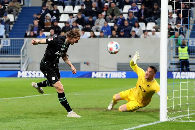 11 04 2026, xtvx, Fußball 2 Bundesliga, SV Darmstadt 98 Hannover 96 v l Goal scored, Tor zum 0 2 Stefan Teitur Thordarson Hannover 96 Torwart Marcel Schuhen SV Darmstadt 98 DFL DFB REGULATIONS PROHIBIT ANY USE OF PHOTOGRAPHS as IMAGE SEQUENCES and or QUASI VIDEO Darmstadt