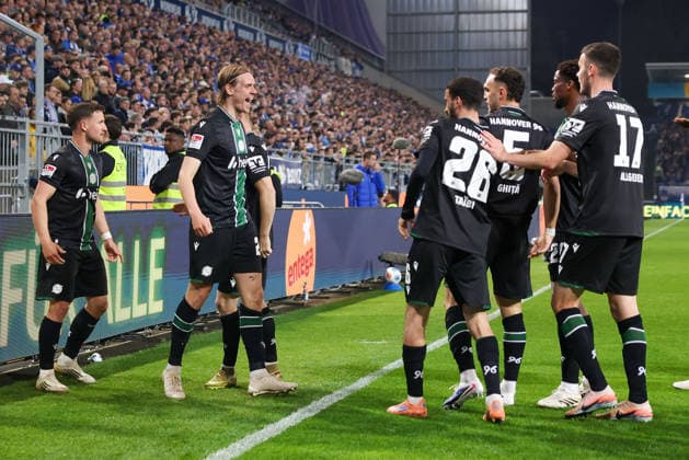 2026 04 11 xjfx 2 Bundesliga 29 Matchday SV Darmstadt 98 Hannover 96 v l , Goal celebration around Stefan Teitur Hannover 96 , Goal celebration, celebrate the goal DFL DFB REGULATIONS PROHIBIT ANY USE OF PHOTOGRAPHS as IMAGE SEQUENCES and or QUASI VIDEO Copyright: JoaquimxFerreira