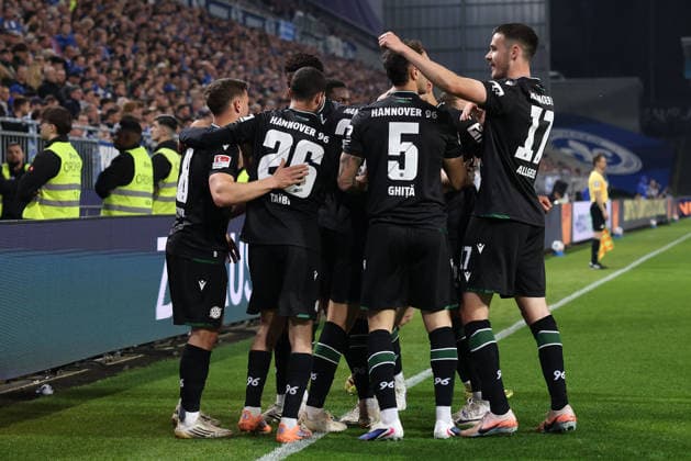 2026 04 11 xjfx 2 Bundesliga 29 Matchday SV Darmstadt 98 Hannover 96 v l , Goal celebration around Stefan Teitur Hannover 96 , Goal celebration, celebrate the goal DFL DFB REGULATIONS PROHIBIT ANY USE OF PHOTOGRAPHS as IMAGE SEQUENCES and or QUASI VIDEO Copyright: JoaquimxFerreira