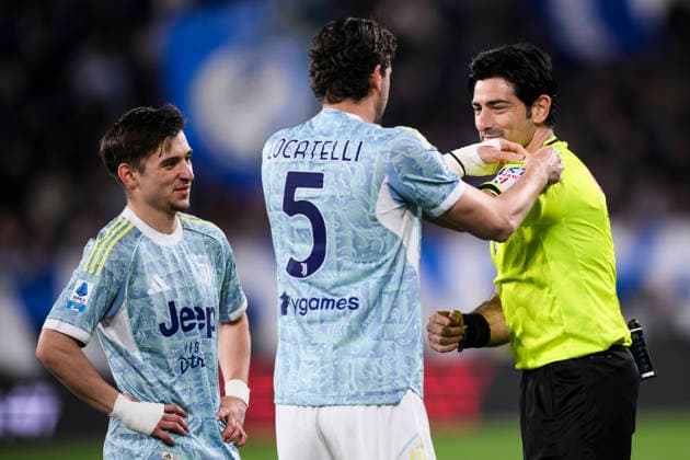 Atalanta BC v Juventus FC - Serie A Manuel Locatelli of Juventus FC helps the referee Fabio Maresca during the Serie A football match between Atalanta BC and Juventus FC. Bergamo Italy Copyright: xNicolòxCampox