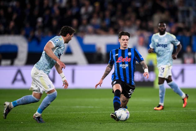 Atalanta BC v Juventus FC - Serie A Nicola Zalewski of Atalanta BC si challenged by Manuel Locatelli of Juventus FC during the Serie A football match between Atalanta BC and Juventus FC. Bergamo Italy Copyright: xNicolòxCampox
