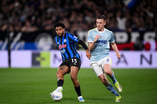 Atalanta BC v Juventus FC - Serie A Ederson of Atalanta BC competes for the ball with Emil Holm of Juventus FC during the Serie A football match between Atalanta BC and Juventus FC. Bergamo Italy Copyright: xNicolòxCampox