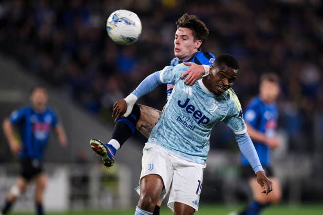 Atalanta BC v Juventus FC - Serie A Nicola Zalewski of Atalanta BC competes for the ball with Pierre Kalulu of Juventus FC during the Serie A football match between Atalanta BC and Juventus FC. Bergamo Italy Copyright: xNicolòxCampox