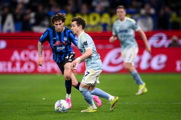 Atalanta BC v Juventus FC - Serie A Francisco Conceicao of Juventus FC is challenged by Lorenzo Bernasconi of Atalanta BC during the Serie A football match between Atalanta BC and Juventus FC. Bergamo Italy Copyright: xNicolòxCampox