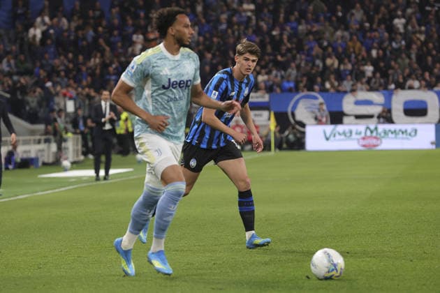 Lloyd Kelly of Juventus FC competes for the ball with Charles De Ketelaere of Atalanta BC during Atalanta BC vs Juventus FC, 32Â° Serie A Enilive 2025-26 game at New Balance Arena in Bergamo (BG), Italy, on April 11, 2026.  Copyright: xDavidexCasentini IPAxSportx xipa-agency.netx xx IPA_73897941 IPA_Agency_IPA73897941