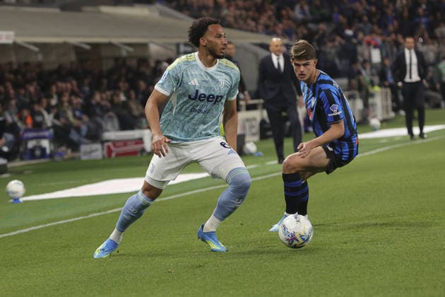 Lloyd Kelly of Juventus FC competes for the ball with Charles De Ketelaere of Atalanta BC during Atalanta BC vs Juventus FC, 32Â° Serie A Enilive 2025-26 game at New Balance Arena in Bergamo (BG), Italy, on April 11, 2026.  Copyright: xDavidexCasentini IPAxSportx xipa-agency.netx xx IPA_73897944 IPA_Agency_IPA73897944