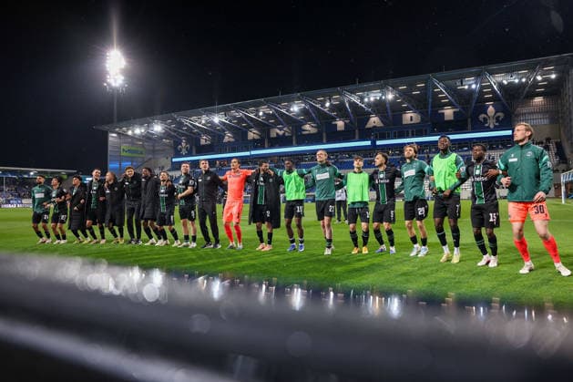 2026 04 11 xjfx 2 Bundesliga 29 Matchday SV Darmstadt 98 Hannover 96 v l , the Hannover 96 team cheers after the match, thanks the fans, thanks the team after the match, thanks the fans, applauds the fans DFL DFB REGULATIONS PROHIBIT ANY USE OF PHOTOGRAPHS as IMAGE SEQUENCES and or QUASI VIDEO Copyright: JoaquimxFerreira
