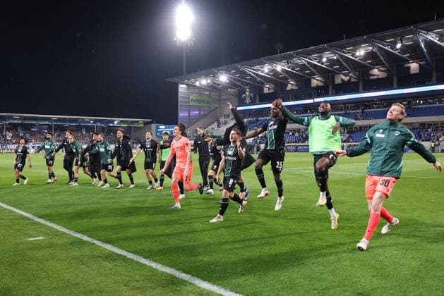 2026 04 11 xjfx 2 Bundesliga 29 Matchday SV Darmstadt 98 Hannover 96 v l , the Hannover 96 team cheers after the match, thanks the fans, thanks the team after the match, thanks the fans, applauds the fans DFL DFB REGULATIONS PROHIBIT ANY USE OF PHOTOGRAPHS as IMAGE SEQUENCES and or QUASI VIDEO Copyright: JoaquimxFerreira
