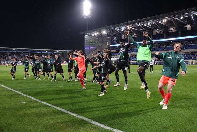 2026 04 11 xjfx 2 Bundesliga 29 Matchday SV Darmstadt 98 Hannover 96 v l , the Hannover 96 team cheers after the match, thanks the fans, thanks the team after the match, thanks the fans, applauds the fans DFL DFB REGULATIONS PROHIBIT ANY USE OF PHOTOGRAPHS as IMAGE SEQUENCES and or QUASI VIDEO Copyright: JoaquimxFerreira