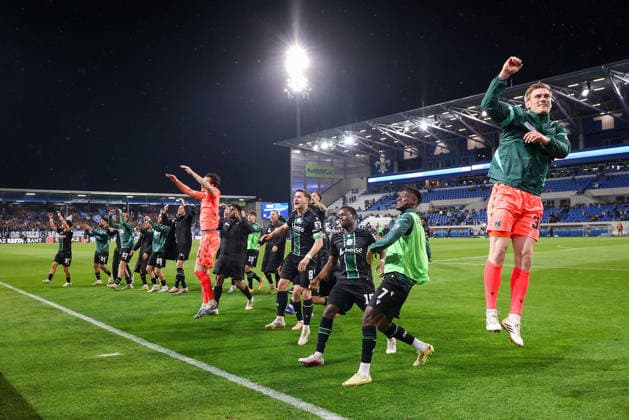 2026 04 11 xjfx 2 Bundesliga 29 Matchday SV Darmstadt 98 Hannover 96 v l , the Hannover 96 team cheers after the match, thanks the fans, thanks the team after the match, thanks the fans, applauds the fans DFL DFB REGULATIONS PROHIBIT ANY USE OF PHOTOGRAPHS as IMAGE SEQUENCES and or QUASI VIDEO Copyright: JoaquimxFerreira