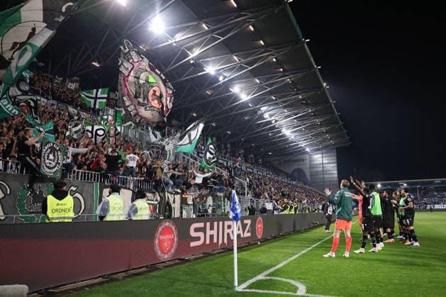 2026 04 11 xjfx 2 Bundesliga 29 Matchday SV Darmstadt 98 Hannover 96 v l , the Hannover 96 team cheers after the match, thanks the fans, thanks the team after the match, thanks the fans, applauds the fans DFL DFB REGULATIONS PROHIBIT ANY USE OF PHOTOGRAPHS as IMAGE SEQUENCES and or QUASI VIDEO Copyright: JoaquimxFerreira