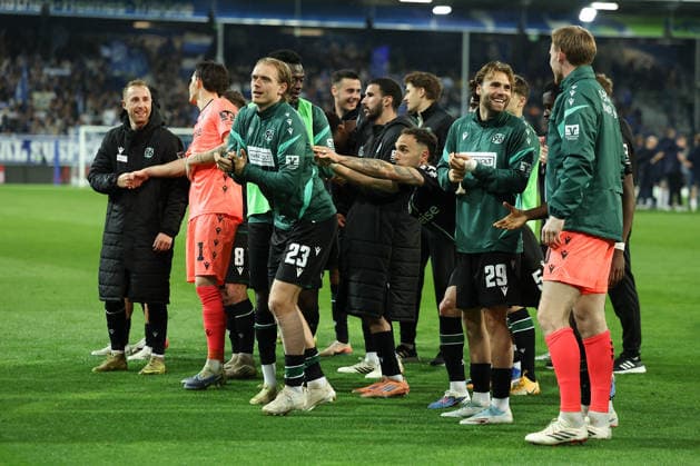 2026 04 11 xjfx 2 Bundesliga 29 Matchday SV Darmstadt 98 Hannover 96 v l , Stefan Teitur Hannover 96 , the team of Hannover 96 cheers after the match, thanks the fans, thanks the team after the match, thanks the fans, applauds the fans DFL DFB REGULATIONS PROHIBIT ANY USE OF PHOTOGRAPHS as IMAGE SEQUENCES and or QUASI VIDEO Copyright: JoaquimxFerreira