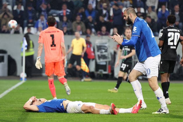 11 04 2026, xrekx, Fußball 2 Bundesliga, SV Darmstadt 98 Hannover 96 v l Torchance Fraser Hornby SV Darmstadt 98 enttaeuscht, enttäuscht, schaut enttaeuscht, niedergeschlagen, disappointed Aleksandar Vukotic SV Darmstadt 98 DFL DFB REGULATIONS PROHIBIT ANY USE OF PHOTOGRAPHS as IMAGE SEQUENCES and or QUASI VIDEO Darmstadt
