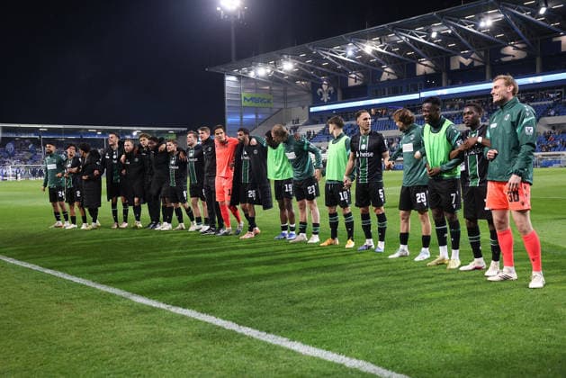 2026 04 11 xjfx 2 Bundesliga 29 Matchday SV Darmstadt 98 Hannover 96 v l , the Hannover 96 team cheers after the match, thanks the fans, thanks the team after the match, thanks the fans, applauds the fans DFL DFB REGULATIONS PROHIBIT ANY USE OF PHOTOGRAPHS as IMAGE SEQUENCES and or QUASI VIDEO Copyright: JoaquimxFerreira
