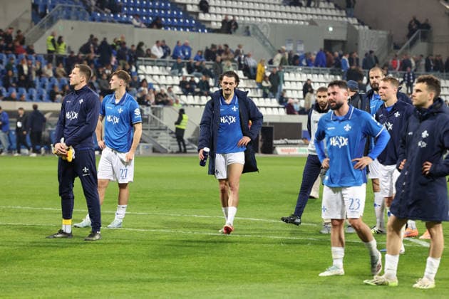 11 04 2026, xrekx, Fußball 2 Bundesliga, SV Darmstadt 98 Hannover 96 v l Darmstadt Mannschaft auf dem Weg zu den Fans Spielende Fraser Hornby SV Darmstadt 98 enttaeuscht, enttäuscht, schaut enttaeuscht, niedergeschlagen, disappointed DFLB DFB REGULATIONS PROHIBIT ANY USE OF PHOTOGRAPHS as IMAGE SEQUENCES and or QUASI VIDEO Darmstadt