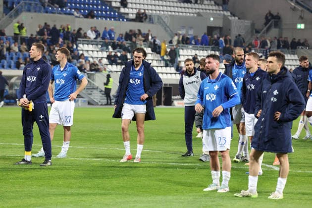 11 04 2026, xrekx, Fußball 2 Bundesliga, SV Darmstadt 98 Hannover 96 v l Darmstadt Mannschaft auf dem Weg zu den Fans Spielende Fraser Hornby SV Darmstadt 98 enttaeuscht, enttäuscht, schaut enttaeuscht, niedergeschlagen, disappointed DFLB DFB REGULATIONS PROHIBIT ANY USE OF PHOTOGRAPHS as IMAGE SEQUENCES and or QUASI VIDEO Darmstadt