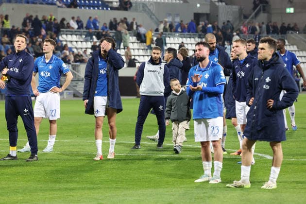 11 04 2026, xrekx, Fussball 2 Bundesliga, SV Darmstadt 98 Hannover 96 v l Darmstadt Mannschaft bedankt bedanken sich bei den Fans, the player thanks the fans for their support Fraser Hornby SV Darmstadt 98 enttaeuscht, enttäuscht, schaut enttaeuscht, niedergeschlagen, disappointed DFL DFB REGULATIONS PROHIBIT ANY USE OF PHOTOGRAPHS as IMAGE SEQUENCES and or QUASI VIDEO Darmstadt