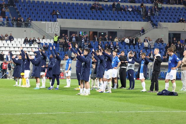 11 04 2026, xrekx, Fußball 2 Bundesliga, SV Darmstadt 98 Hannover 96 v l Darmstadt Mannschaft bedankkt sich dank sich an den Fans, the player thanks the fans for their support DFL DFB REGULATIONS PROHIBIT ANY USE OF PHOTOGRAPHS as IMAGE SEQUENCES and or QUASI VIDEO Darmstadt