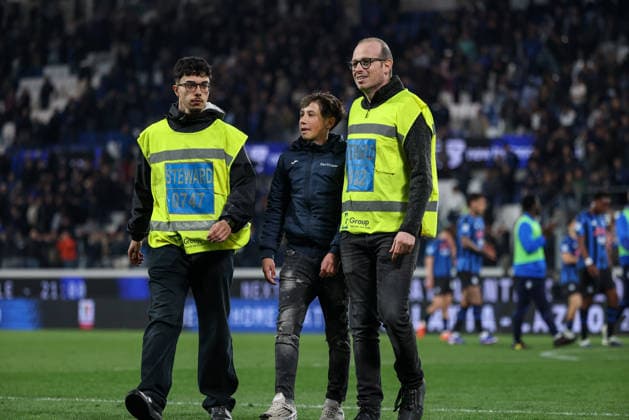 Pitch invasion during the Serie A soccer match between A.C Atalanta B.C. and Juventus at the New Balance Arena in Bergamo, Italy - Saturday, April 11, 2026. - Soccer .  Copyright: xStefanoxNicoli LaPressex