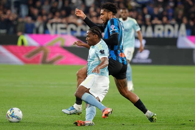 Jonathan David of FC Juventus under pressure from Ederson of Atalanta BC during the match of 2025-2026 Serie A football between Atalanta BC vs Juventus FC at the New Balance Arena Stadium on 11 April 2026 in Bergamo, BG.  Copyright: xEmanuelexPennacchio IPAxSportx xipa-agency.netx xx IPA_73899236 IPA_Agency_IPA73899236