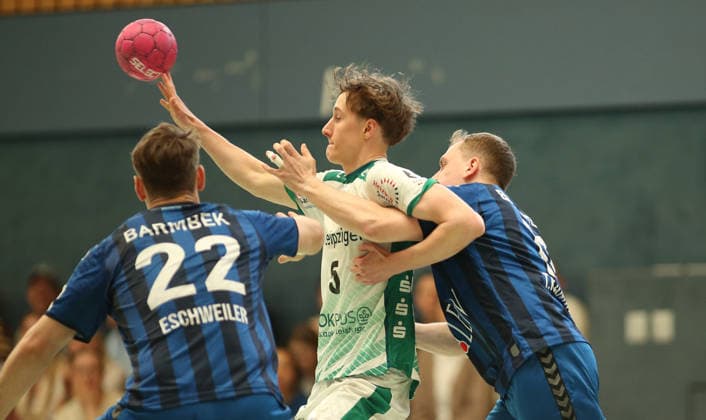 Handball, Saison 2025 2026, 3. Liga, Staffel Nord-Ost, Männer. HG Hamburg-Barmbek - SC DHfK Leipzig II. Arne Eschweiler (Hamburg, l.), Caspar Gauer (Leipzig, M.), Timon Kaminski. Barmbek Hamburg *** Handball, Season 2025 2026, 3 League, Season North East, Men HG Hamburg Barmbek SC DHfK Leipzig II Arne Eschweiler Hamburg, l , Caspar Gauer Leipzig, M , Timon Kaminski Barmbek Hamburg