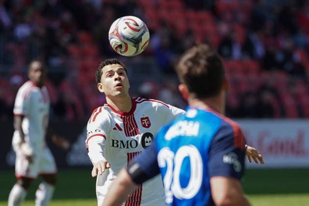 April 11, 2026, Toronto, Ontario, Canada: Matheus Pereira 3 of Toronto FC looking the ball while attack during the Major League Soccer Match between FC Cincinnati and Toronto FC at BMO Field Stadium. on April 11, 2026 in Toronto, Canada. FC Cincinnati V Toronto FC - MLS, Fussball Herren, USA  - ZUMAe321 20260411_zsa_e321_042 Copyright: xLeonardoxRamirezx