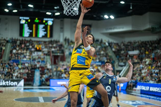 Brandon Tischler MHP RIESEN Ludwigsburg, 24 , Jonas Mattisseck ALBA Berlin, 09 , GER, MHP RIESEN Ludwigsburg vs ALBA Berlin, Basketball Bundesliga, easycredit BBL, Matchday 29, Season 2025 2026, 11 04 2026, GER, MHP RIESEN Ludwigsburg vs ALBA Berlin, Basketball Bundesliga, easycredit BBL, Matchday 29, Season 2025 2026, 11 04 2026 Ludwigsburg Copyright: xEibner-Pressefoto SaschaxWaltherx EP_EER