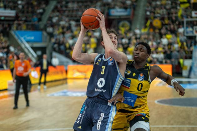 Alex O Connell ALBA Berlin, 03 , Babacar Sane MHP RIESEN Ludwigsburg, 00 , GER, MHP RIESEN Ludwigsburg vs ALBA Berlin, Basketball Bundesliga, easycredit BBL, Matchday 29, Season 2025 2026, 11 04 2026, GER, MHP RIESEN Ludwigsburg vs ALBA Berlin, Basketball Bundesliga, easycredit BBL, Matchday 29, Season 2025 2026, 11 04 2026 Ludwigsburg Copyright: xEibner-Pressefoto SaschaxWaltherx EP_EER