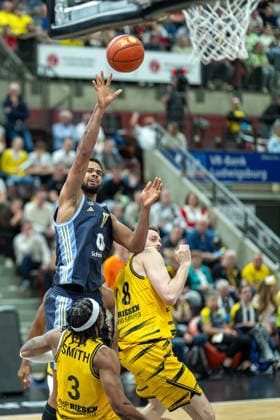 Stefan Smith MHP RIESEN Ludwigsburg, 03 , Norris Agbakoko ALBA Berlin, 17 , Jonas Wohlfarth Bottermann MHP RIESEN Ludwigsburg, 18 , GER, MHP RIESEN Ludwigsburg vs ALBA Berlin, Basketball Bundesliga, easycredit BBL, Matchday 29, Season 2025 2026, 11 04 2026, GER, MHP RIESEN Ludwigsburg vs ALBA Berlin, Basketball Bundesliga, easycredit BBL, Matchday 29, Season 2025 2026, 11 04 2026 Ludwigsburg Copyright: xEibner-Pressefoto SaschaxWaltherx EP_EER