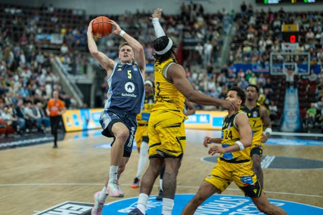 Sam Griesel ALBA Berlin, 05 , Keeshawn Kellman MHP RIESEN Ludwigsburg, 32 , Brandon Tischler MHP RIESEN Ludwigsburg, 24 , GER, MHP RIESEN Ludwigsburg vs ALBA Berlin, Basketball Bundesliga, easycredit BBL, Matchday 29, Season 2025 2026, 11 04 2026, GER, MHP RIESEN Ludwigsburg vs ALBA Berlin, Basketball Bundesliga, easycredit BBL, Matchday 29, Season 2025 2026, 11 04 2026 Ludwigsburg Copyright: xEibner-Pressefoto SaschaxWaltherx EP_EER