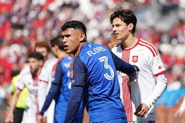 April 11, 2026, Toronto, Ontario, Canada: Gilberto Flores 3 of FC Cincinnati and DoÂ¡niel SalloÂ³i 20 of Toronto FC during the Major League Soccer Match between FC Cincinnati and Toronto FC at BMO Field Stadium. on April 11, 2026 in Toronto, Canada. FC Cincinnati V Toronto FC - MLS, Fussball Herren, USA  - ZUMAe321 20260411_zsa_e321_045 Copyright: xLeonardoxRamirezx