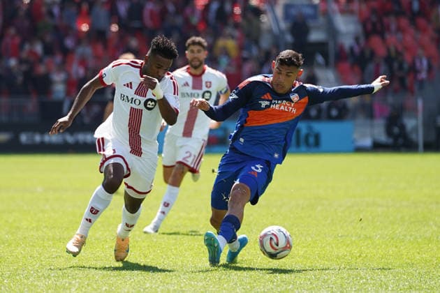April 11, 2026, Toronto, Ontario, Canada: Derrick Etienne Jr. 11 of Toronto FC and Gilberto Flores 3 of FC Cincinnati battle for the ball during the Major League Soccer Match between FC Cincinnati and Toronto FC at BMO Field Stadium. on April 11, 2026 in Toronto, Canada. FC Cincinnati V Toronto FC - MLS, Fussball Herren, USA  - ZUMAe321 20260411_zsa_e321_047 Copyright: xLeonardoxRamirezx