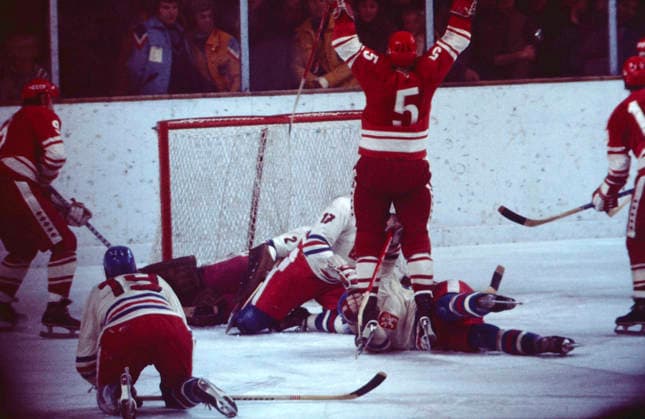 Olympische Winterspiele 1976 in Innsbruck Der sowjetische Spieler Yuri Liapkin (5) jubelt im Finalspiel gegen die Tschechoslowakei bei den XII. Olympischen Winterspielen. Die UdSSR gewann das Spiel und sicherte sich die Goldmedaille. Österreich, 1976 Innsbruck Tirol Österreich *** Olympic Winter Games 1976 in Innsbruck the Soviet Players Yuri Liapkin 5 cheering in Final game against The Czechoslovakia at the XII Olympic Winter Games The USSR won the Game and secured to The Gold medal Austria, 1976 Innsbruck Tyrol Austria Copyright: xUnitedxArchivesx xSvenxSimonxSportx SVS_95020000155