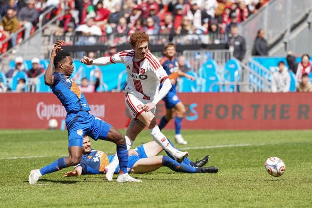 April 11, 2026, Toronto, Ontario, Canada: Samuel Gidi 11 of FC Cincinnati and Josh Sargent 9 of Toronto FC battle for the ball during the Major League Soccer Match between FC Cincinnati and Toronto FC at BMO Field Stadium. on April 11, 2026 in Toronto, Canada. FC Cincinnati V Toronto FC - MLS, Fussball Herren, USA  - ZUMAe321 20260411_zsa_e321_053 Copyright: xLeonardoxRamirezx