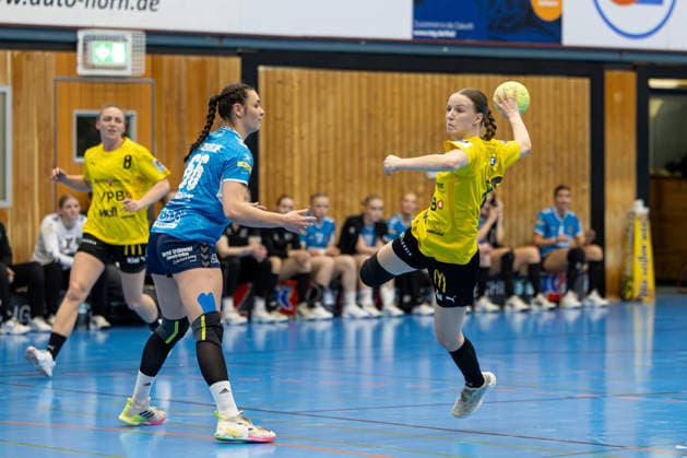 11.04.2026 Handball 3. Liga Frauen Staffel Nord Saison 2025 2026 21. Spieltag TSV Altenholz - SV Todesfelde. (Altenholz in Gelb Schwarz, Todesfelde in Blau) Bildmitte: Lena Müller (li.), Lena Hedwig Altenholz Edgar-Meschkat-Halle, Danziger S Schleswig Holstein Deutschland *** 11 04 2026 Handball 3 League Women Season North Season 2025 2026 21 Matchday TSV Altenholz SV Todesfelde Altenholz in yellow black, Todesfelde in blue center Lena Müller left, Lena Hedwig Altenholz Edgar Meschkat Halle, Danziger S Schleswig Holstein Germany
