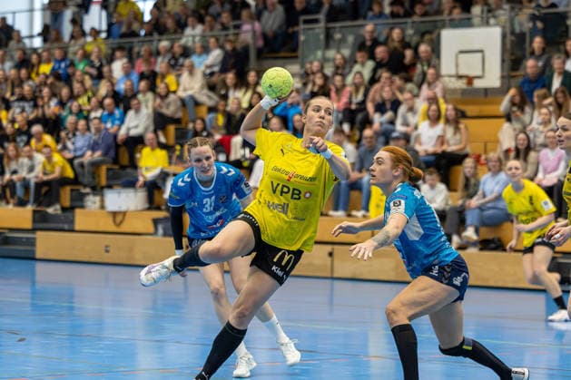 11.04.2026 Handball 3. Liga Frauen Staffel Nord Saison 2025 2026 21. Spieltag TSV Altenholz - SV Todesfelde. (Altenholz in Gelb Schwarz, Todesfelde in Blau) Jenny Janczek (li.), Janne Hübner Altenholz Edgar-Meschkat-Halle, Danziger S Schleswig Holstein Deutschland *** 11 04 2026 Handball 3 Liga Women Staffel Nord Season 2025 2026 21 Matchday TSV Altenholz SV Todesfelde Altenholz in Yellow Black, Todesfelde in Blue Jenny Janczek li , Janne Hübner Altenholz Edgar Meschkat Halle, Danziger S Schleswig Holstein Germany