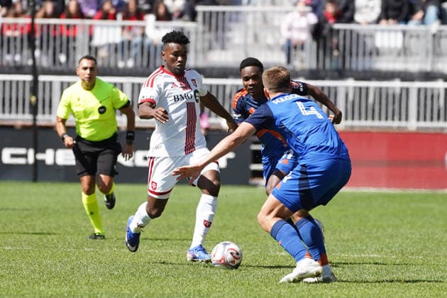April 11, 2026, Toronto, Ontario, Canada: Joso Cifuentes 8 of Toronto FC and Nick Hagglund 4 of FC Cincinnati battle for the ball during the Major League Soccer Match between FC Cincinnati and Toronto FC at BMO Field Stadium. on April 11, 2026 in Toronto, Canada. FC Cincinnati V Toronto FC - MLS, Fussball Herren, USA  - ZUMAe321 20260411_zsa_e321_054 Copyright: xLeonardoxRamirezx